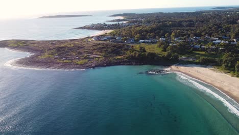 Drohne-Luftaufnahme-Von-Bawley-Point-Landschaft-Strand-Mit-Vorort-Und-Häusern-Südküste-Ulladulla-Sydney-NSW-Australien-4k