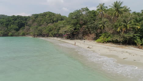 Erkunden-Sie-Den-Strand-Von-Koh-Chang-Mit-Einer-Besonderen-Person