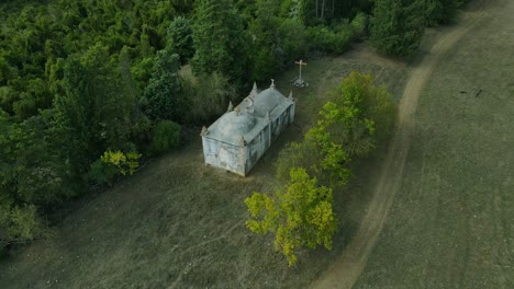 Antena-4k-De-Una-Antigua-Iglesia-Abandonada-En-El-Campo-En-Alvito,-Portugal