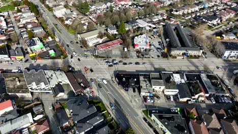 Vehículos-Circulando-Por-Las-Calles-De-La-Ciudad-De-Kingsway-En-Vancouver,-Canadá---Toma-Aérea-De-Drones