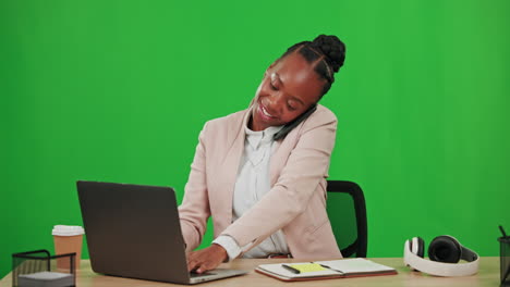 Computadora-Portátil,-Llamada-Telefónica-Y-Mujer-Negra-Escribiendo