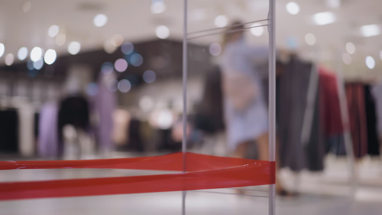 여자 가 가게 에서 옷 을 선택 하고  ⁇ 은 경고 줄무 ⁇  에 초점을 맞추고 있다