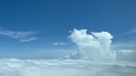 Vista-Aérea-Hacia-Un-Diminuto-Cúmulo-Tomado-Desde-Una-Cabina-De-Jet-A-10000m-De-Alto-Nivel-De-Druise-Con-Un-Cielo-Azul-Profundo