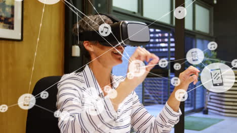 animación de la red de conexiones con iconos sobre mujer de negocios caucásica usando auriculares vr