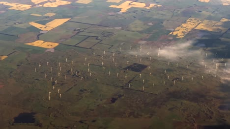 Dünne-Wolke-über-Windpark-Zur-Energieerzeugung-Im-Ländlichen-Australien-Aus-Dem-Flugzeug