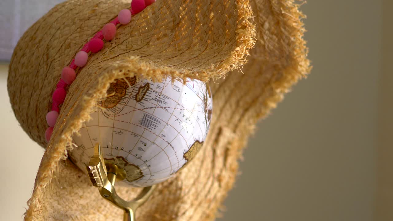 globo con sombrero en la mesa en 4k cámara lenta 60 fps