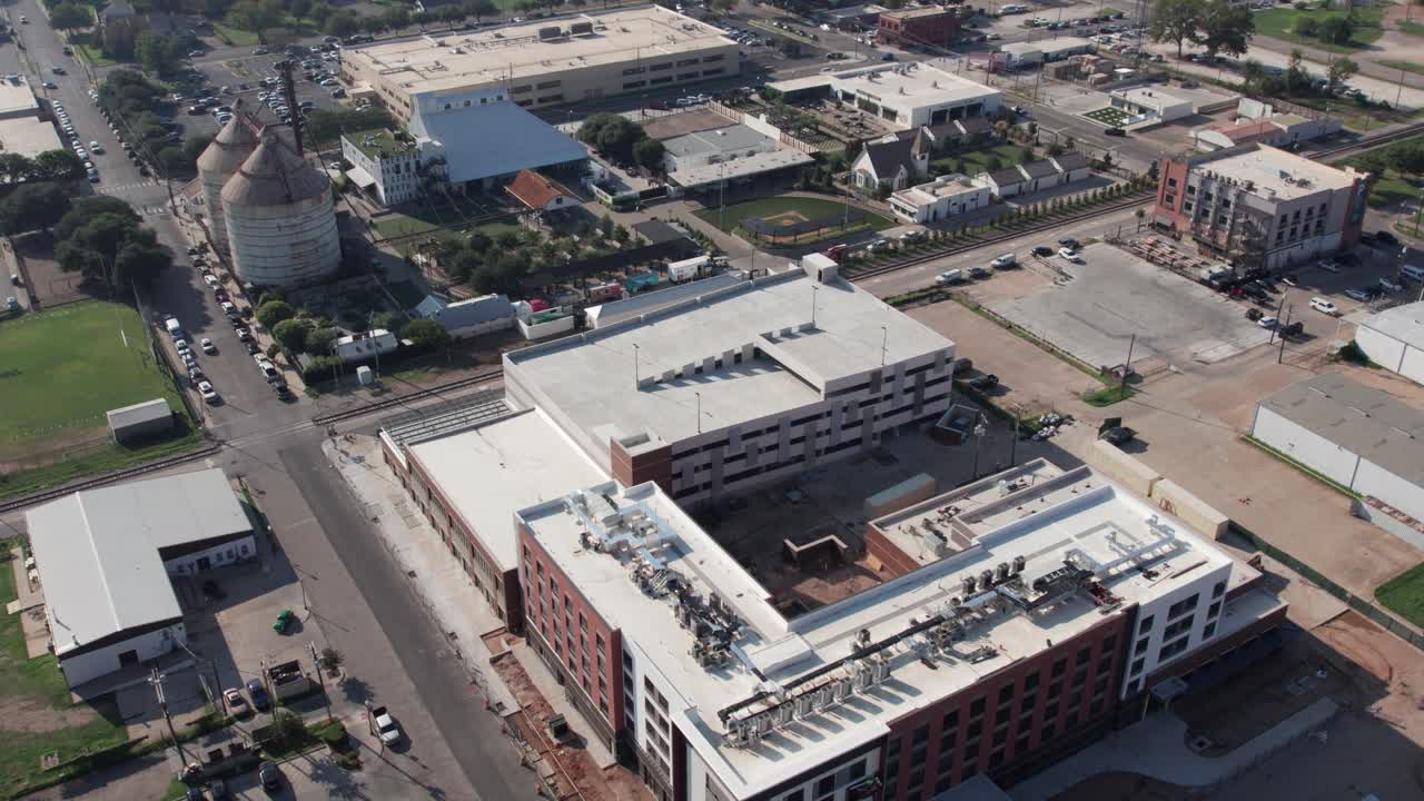 Vídeos en 4K de gran calidad tomados con dron de los silos en el centro de Waco, Texas, que muestran las estructuras emblemáticas, los edificios circundantes y las calles de la ciudad desde una perspectiva aérea elevada