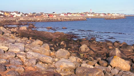 Un-Pequeño-Pueblo-De-Pescadores-Con-Faro-A-Lo-Largo-De-La-Costa-De-Noruega