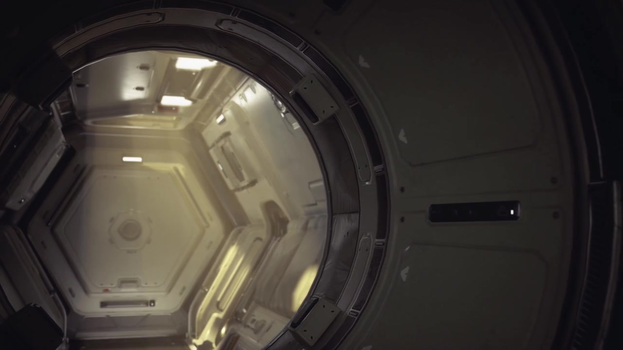 Cupola metallica stratificata che mostra un'illuminazione ambientale e un ambiente nebbioso.