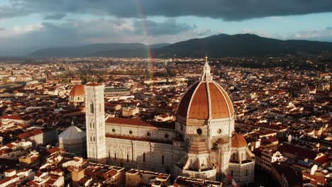 Catedral-De-Florencia-Con-Arco-Iris-Iluminado-Por-La-Luz-Del-Sol-De-La-Mañana,-Antena