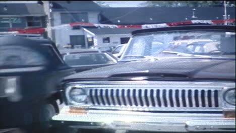 la cámara camina frente a una fila de camiones de jeep de los años 70 en un estacionamiento de coches en un concesionario de automóviles