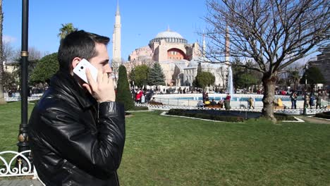 hablando con el teléfono inteligente de estambul