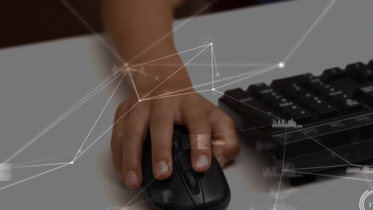 red de conexiones y procesamiento de datos contra la sección media de un niño que usa el ratón de la computadora en la escuela