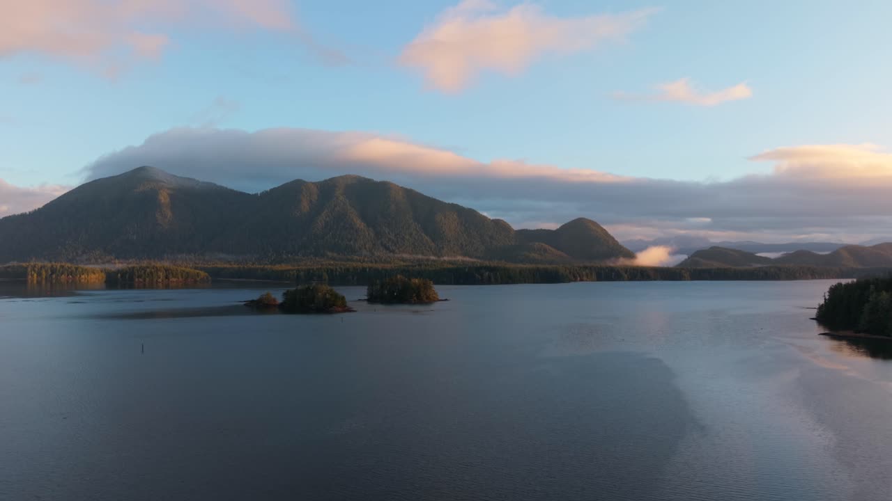 밴쿠버 섬에 있는 토피노의 드론 촬영은 가을의 색, 거친 해안선, 그리고 바다의 파도를 풍경적인 공중 전망으로 보여줍니다.