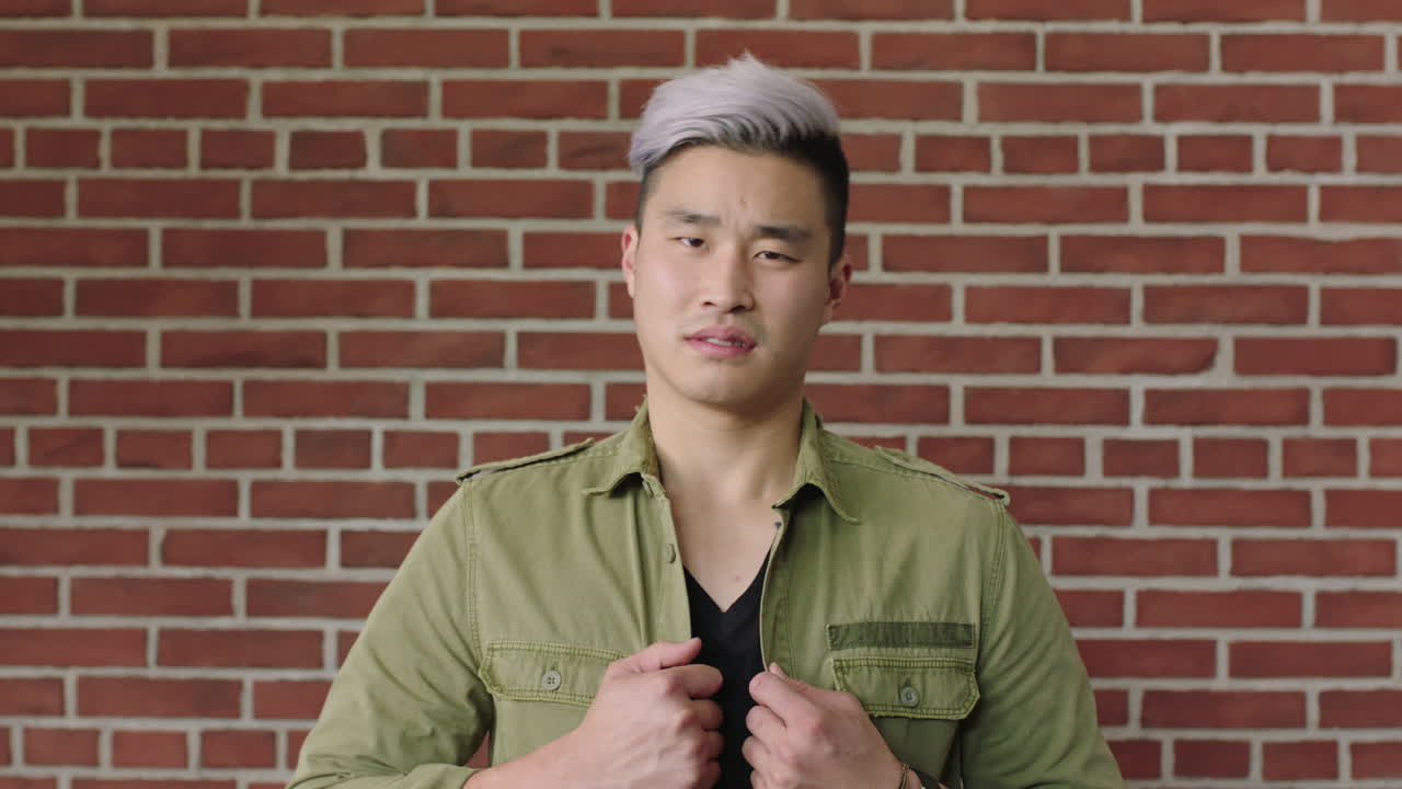 자신감 있는 젊은 아시아인 남자의 초상화. 카메라를 쳐다보며 진지하게 보입니다.