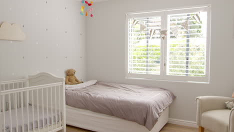 interior de la guardería de un niño elegante filmado en cámara lenta