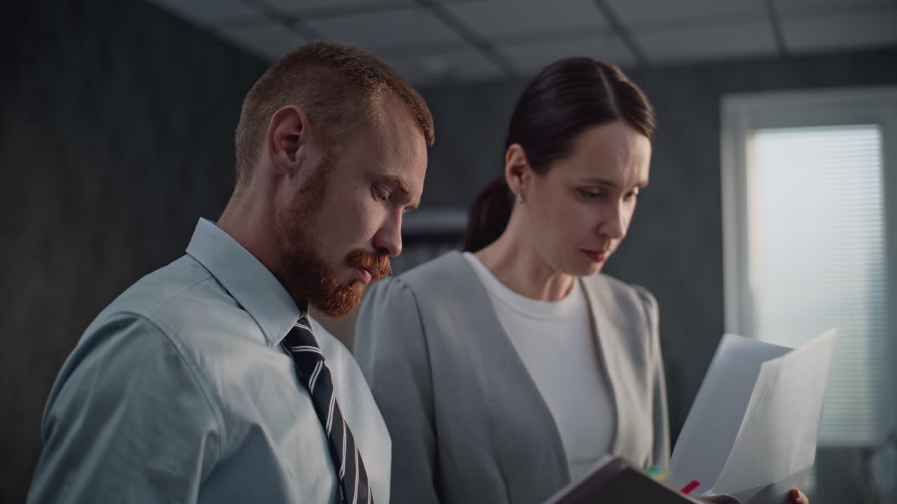 socios comerciales que revisan documentos