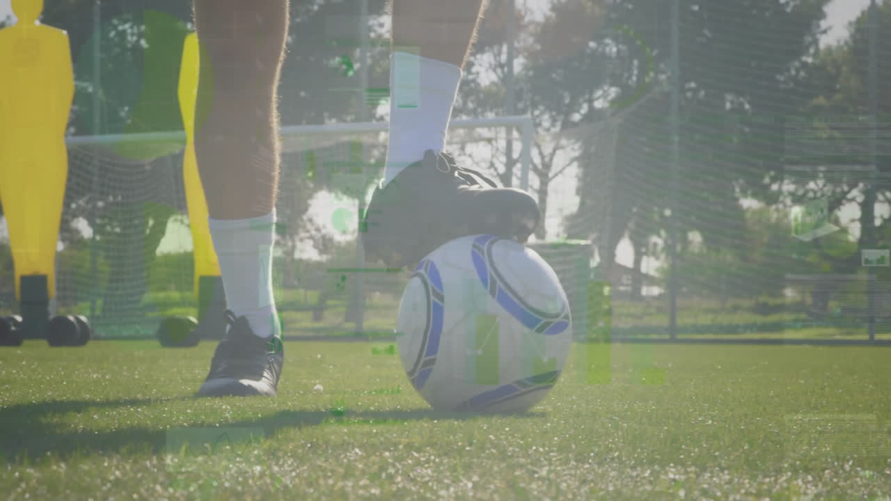 Futbolista controlando el balón en el campo con una animación de datos digitales superpuesta.
