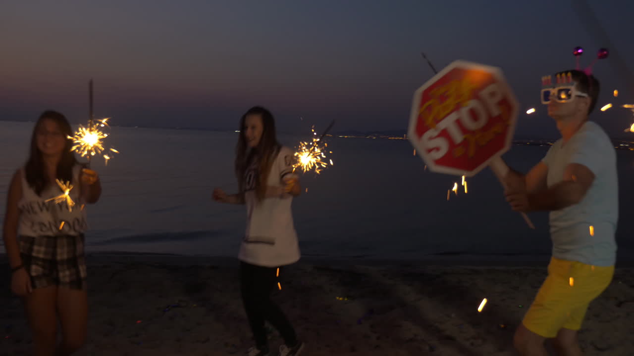 Amigos disfrutando de una fiesta nocturna en la costa
