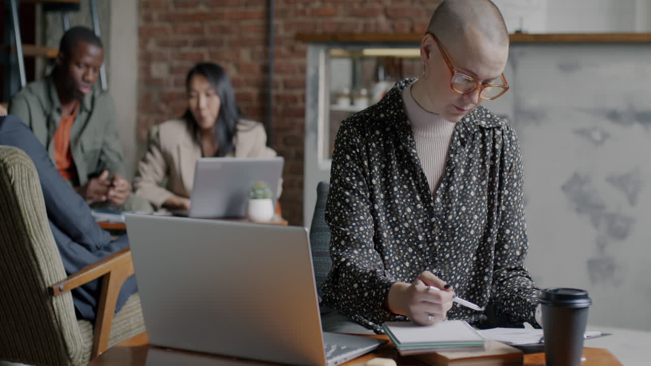 Forretningskvinder arbejder på en kaffebar