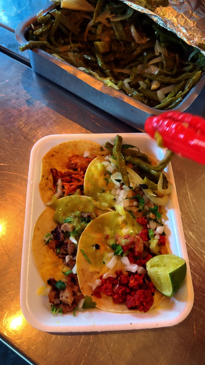 Tacos messicani da strada con salsa verde. Autentici tacos messicani serviti con carne, cipolle, coriandolo, lime e salsa verde