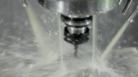 máquina de fresado cnc para metalurgia. corte de metal tecnología de procesamiento moderna.