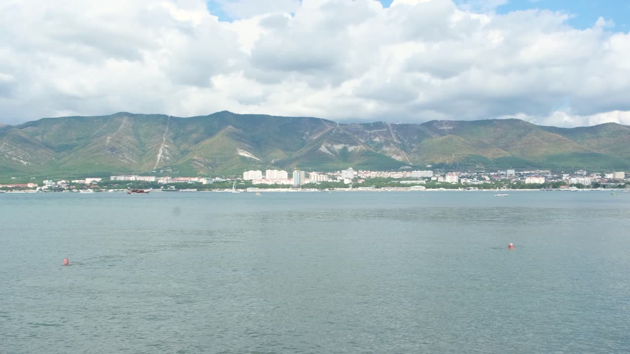 산 과 물 이 있는 해안 도시 풍경