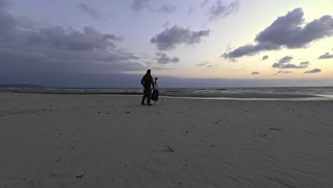 Fotógrafo-Haciendo-Fotos-Del-Amanecer-En-La-Playa-En-La-Mañana-Gris-Y-Fría