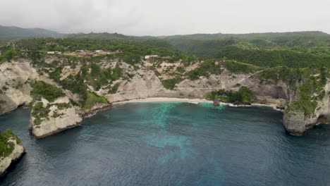 Atemberaubende-Luftaufnahme-Von-Diamond-Beach-Mit-Türkisfarbenem-Wasser-Und-üppigen-Klippen-In-Bali,-Indonesien