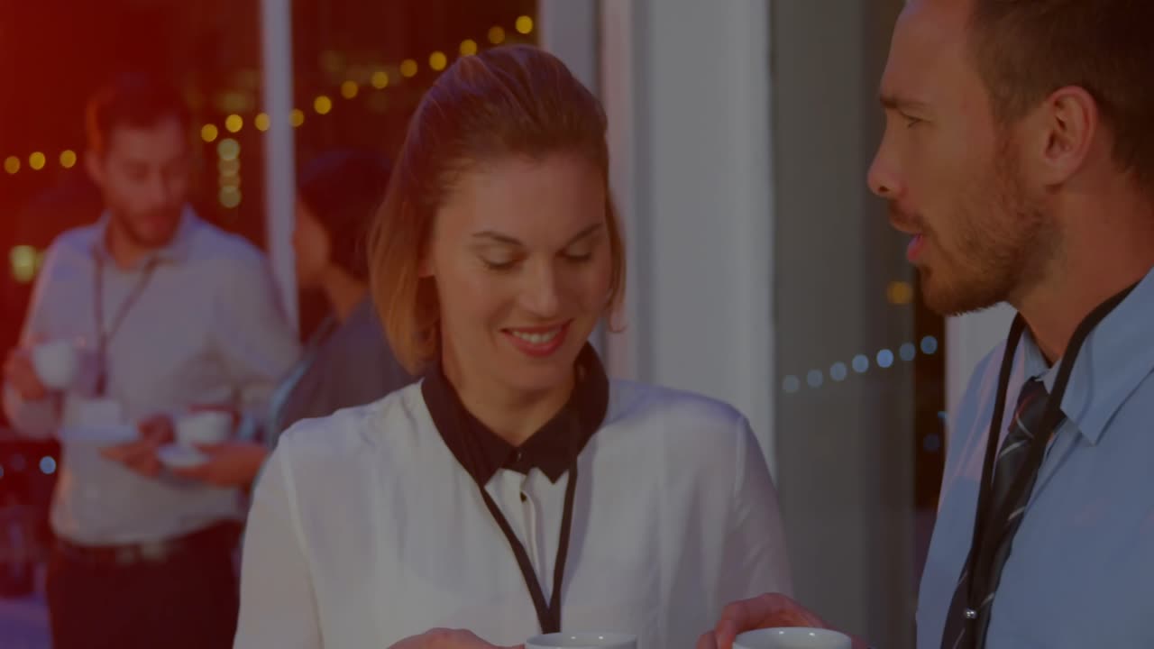 hombres de negocios tomando café mientras interactúan durante el descanso