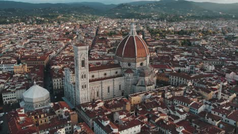 Kathedrale-Heilige-Maria-Der-Blume-In-Der-Stadt-Florenz,-Gotische-Basilikakuppel,-Antenne