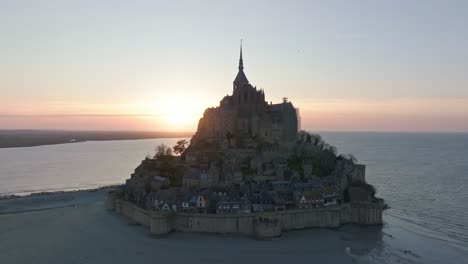 Bei-Sonnenuntergang-Den-Mont-St.-Michel-Hinauffliegen