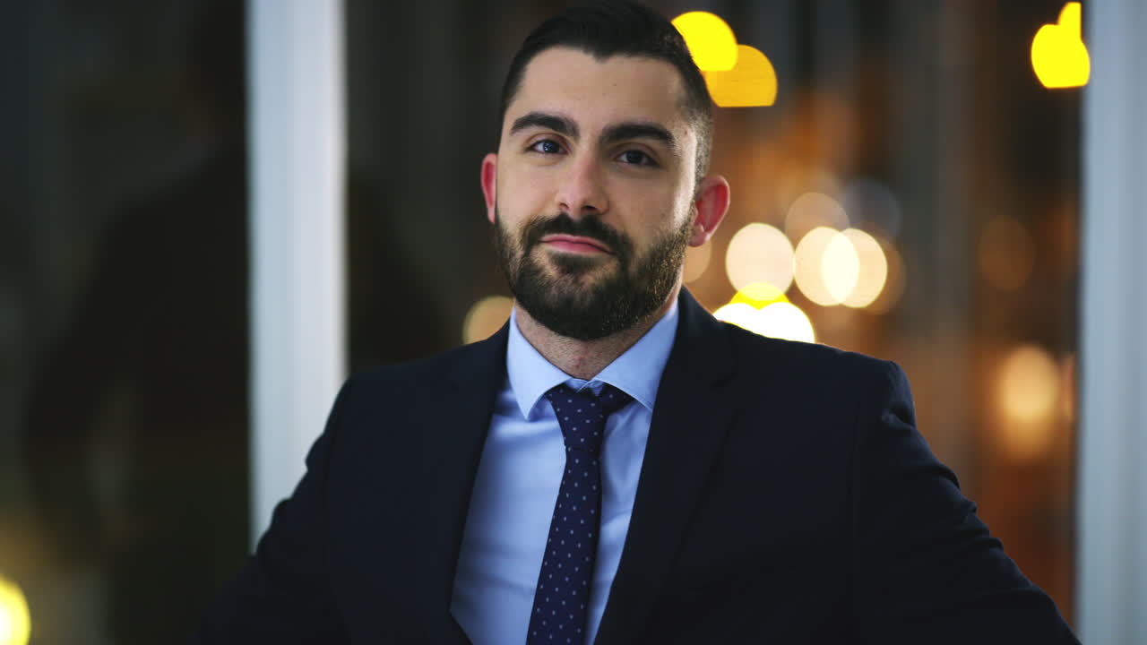um jovem empresário de pé num escritório à noite