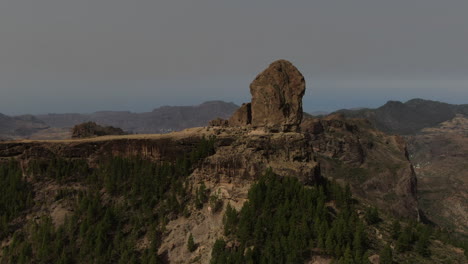 Roque-Nublo,-Gran-Canaria:-Maravillosa-Toma-Aérea-En-órbita,-A-Corta-Distancia-Y-Durante-La-Puesta-De-Sol-De-Roque-Nublo-En-La-Isla-De-Gran-Canaria