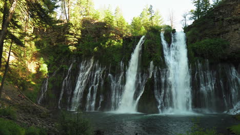 Vista-Panorámica-De-Las-Cataratas-Burney,-Cascada-Forestal-En-California,-Con-Agua-Cayendo-Por-Un-Acantilado-Cubierto-De-Musgo