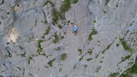 Drohnenaufnahmen-Von-Oben-Nach-Unten-Zeigen-Einen-Mann,-Der-In-Den-Pyrenäen-Bei-Tarascon-Sur-Ariège-Am-Seil-Klettert