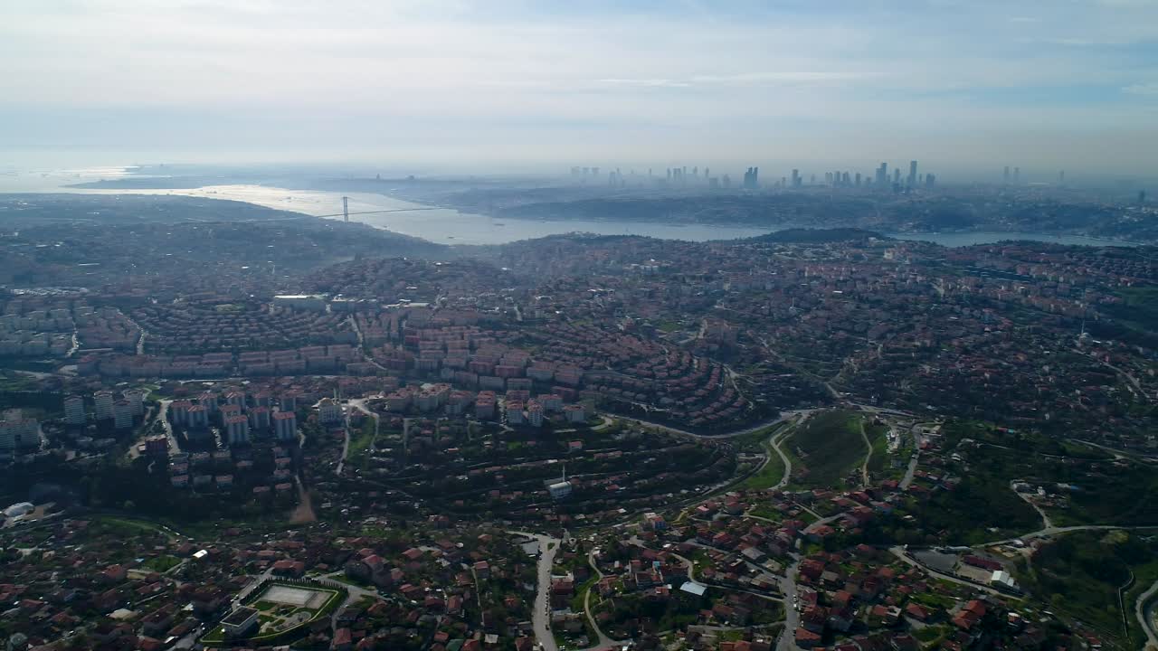 Veduta aerea di Istanbul con il Bosforo in lontananza, oe01