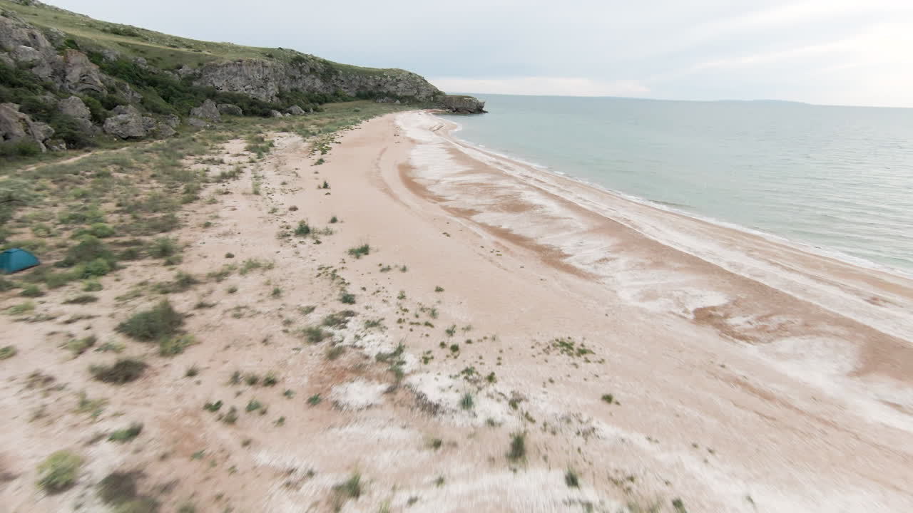 воздушный вид на красивый пляж с палаткой