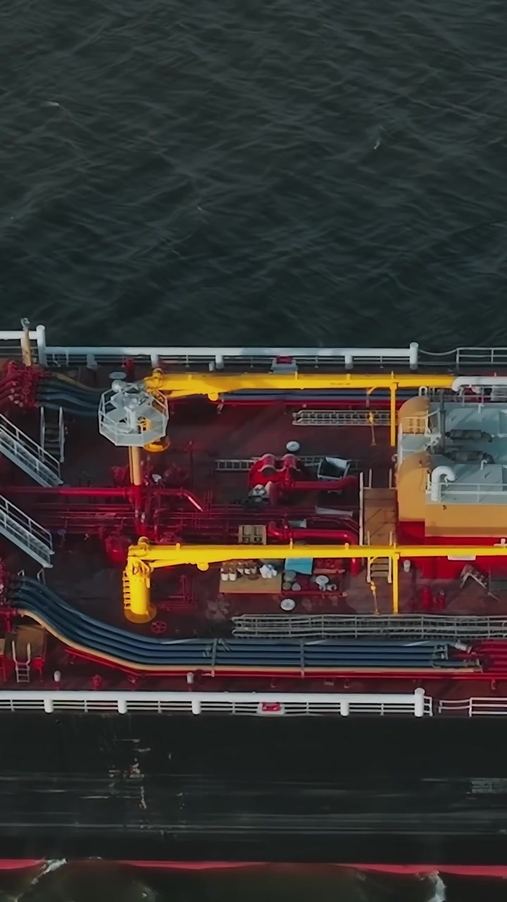 Tugboat and barge unit top-down view