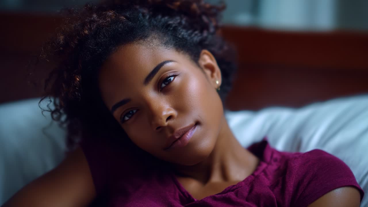 Exploration en gros plan des émotions : immortaliser la sérénité et l’intrigue dans deux images d’une jeune femme se relaxant au lit, réfléchissant à ses pensées et à ses sentiments