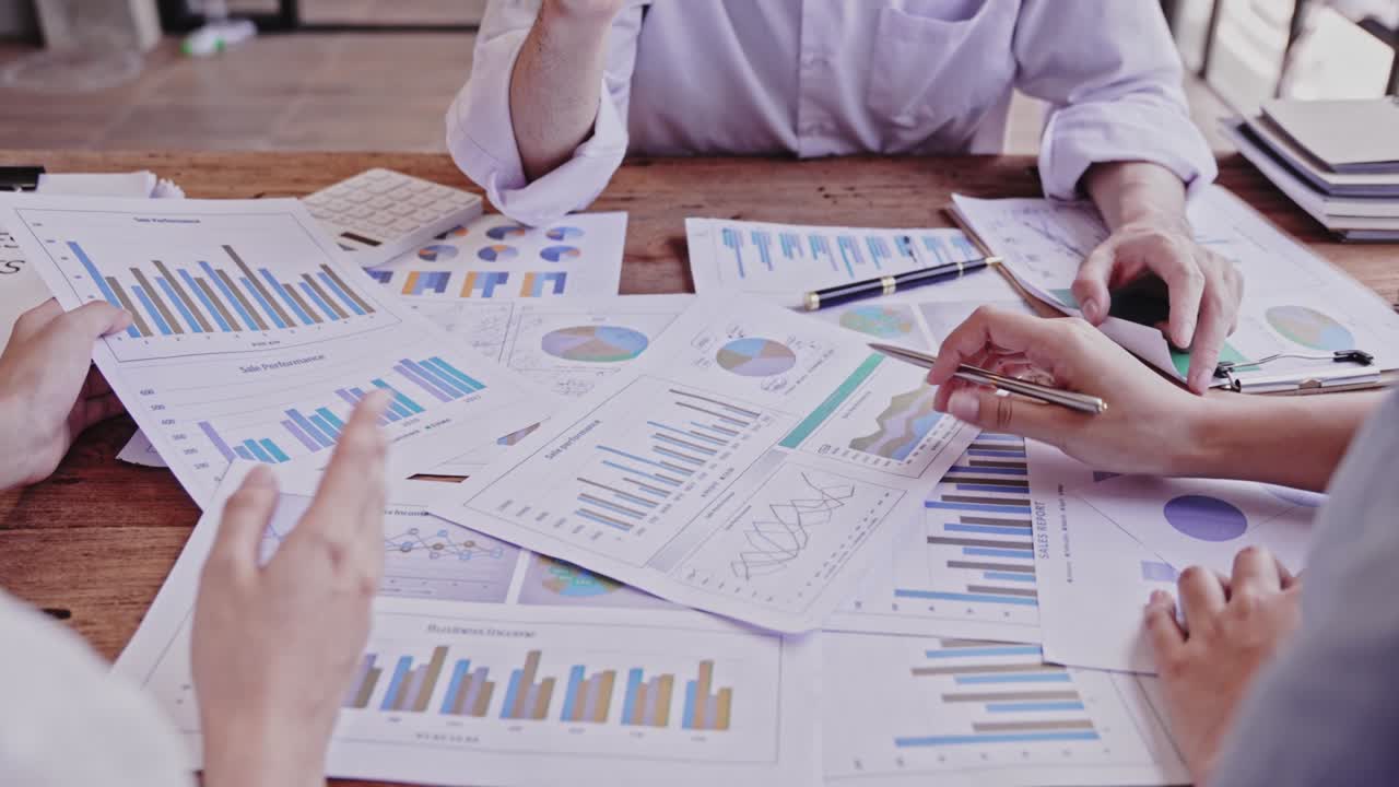 joven creativo tormenta de ideas de negocios reunión planificación de negocios idea de diseño