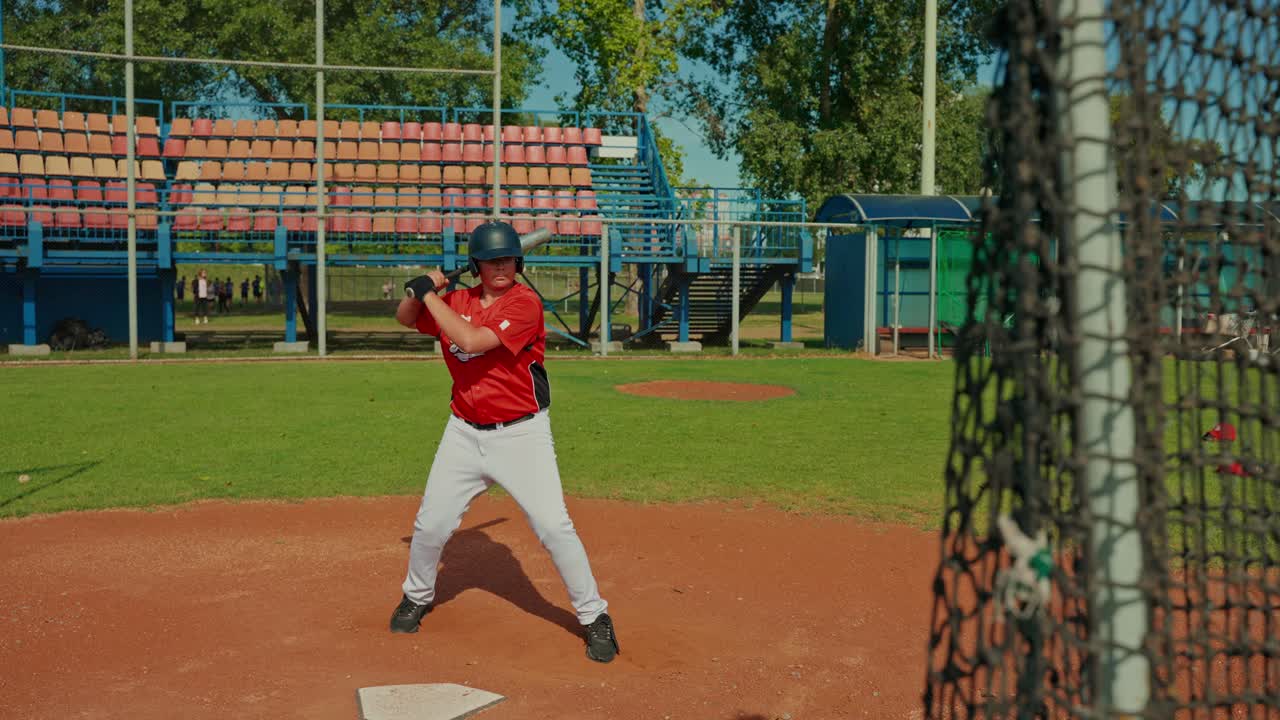 Giocatore di baseball che oscilla la mazza