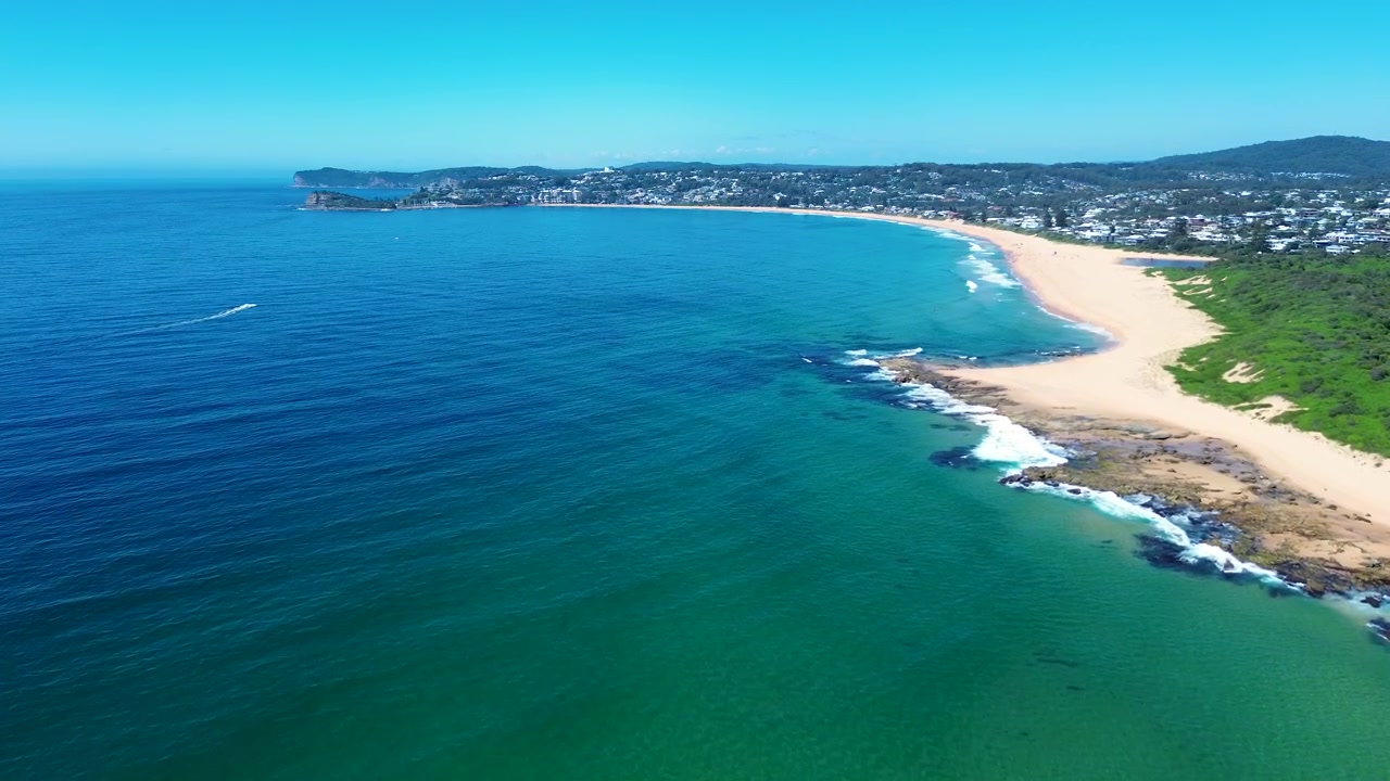 Phong cảnh trên không chụp bằng drone của bờ biển đá, mũi đất đá ven biển của bãi biển Wamberal, Terrigal, Spoon Bay thuộc Bờ biển Trung tâm, Úc, với biển, rạn san hô và thị trấn nông thôn, thích hợp cho du lịch và lữ hành.