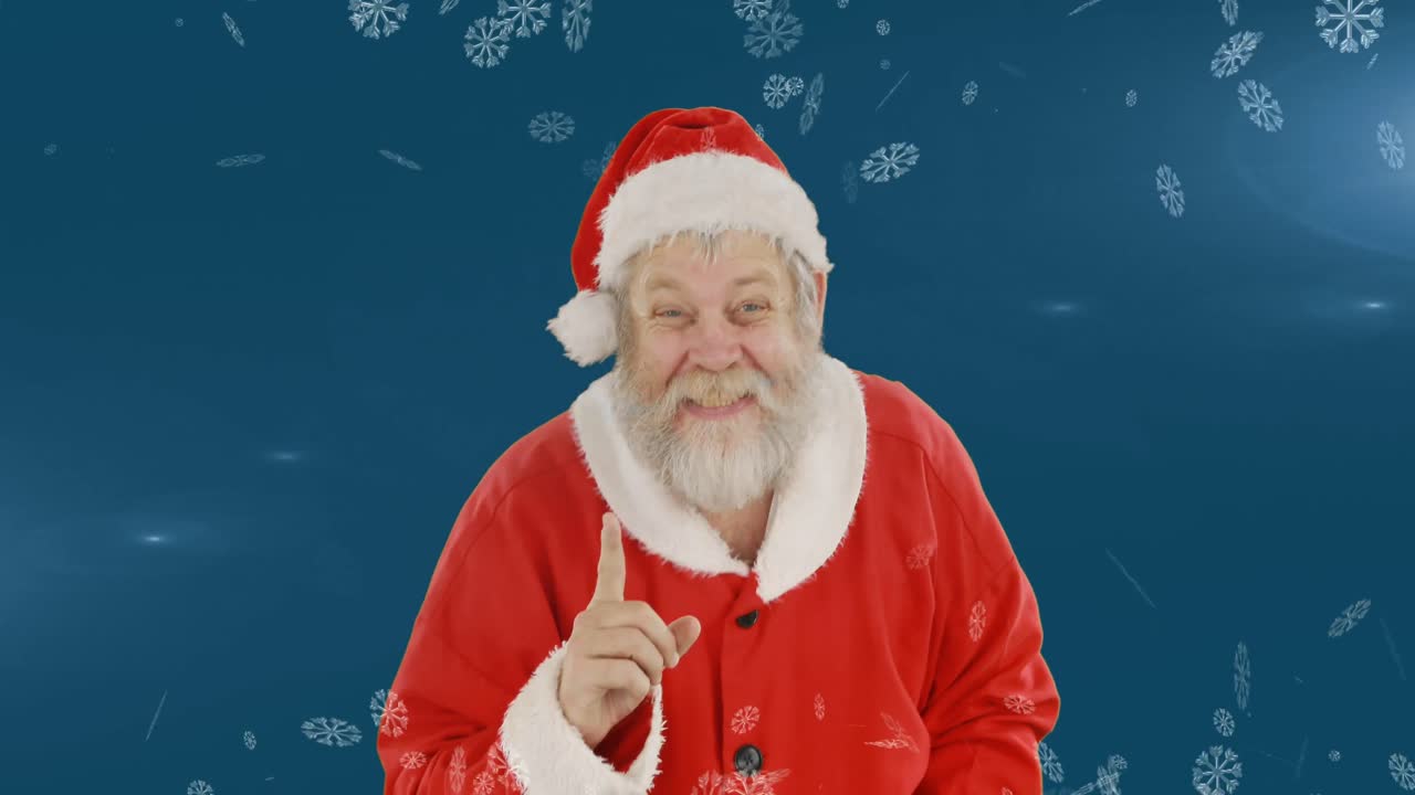 animación de santa claus sonriendo sobre el paisaje de invierno con nieve cayendo sobre un fondo azul