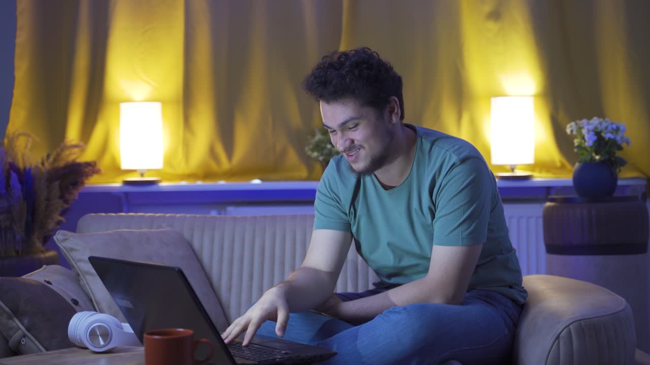 hombre con problemas psicológicos en casa por la noche.