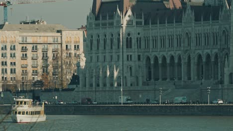 Barco-A-La-Deriva-Con-La-Corriente-Por-El-Danubio-En-Budapest,-Frente-Al-Edificio-Del-Parlamento-Húngaro.