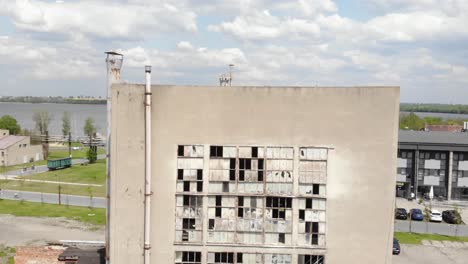 edificio grande y abandonado con ventanas rotas