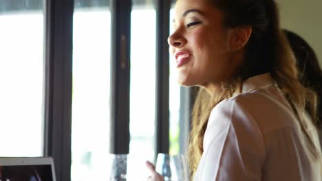 Mujer-Sentada-En-Un-Restaurante-Y-Usando-Una-Computadora-Portátil