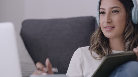 Woman-listening-to-music-on-headphones