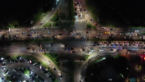 tráfico nocturno en la intersección